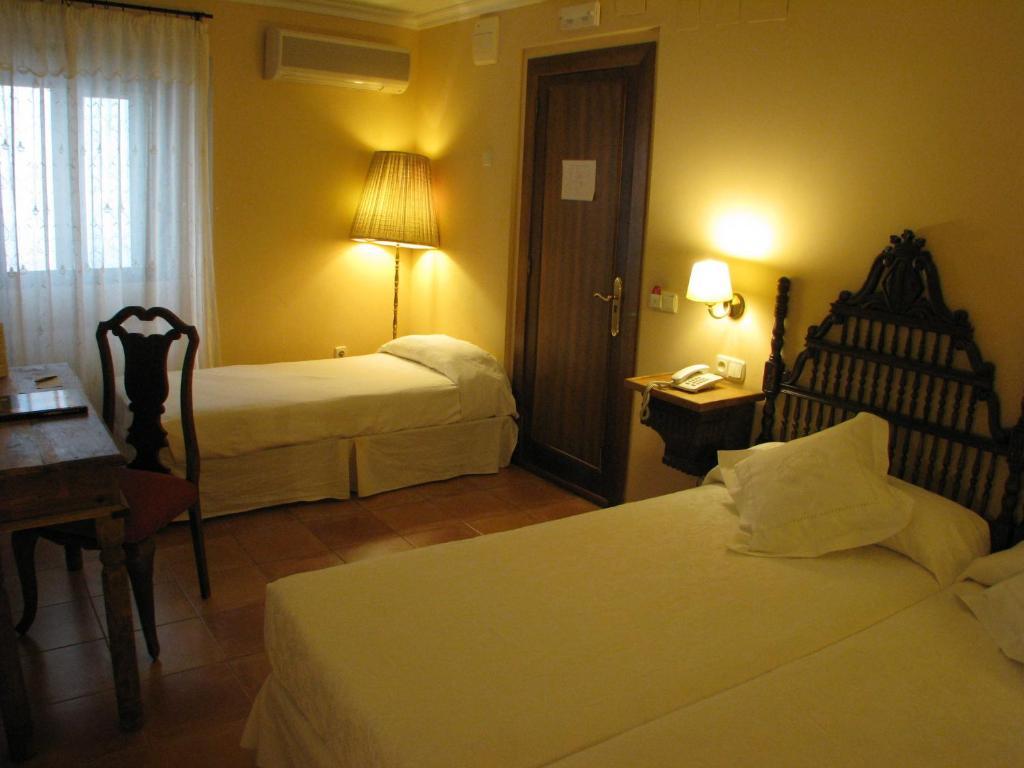 Hotel Don Carlos Caces Δωμάτιο φωτογραφία