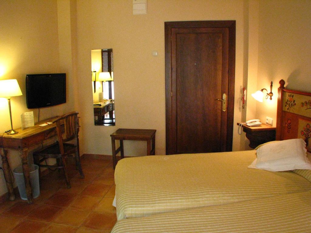 Hotel Don Carlos Caces Δωμάτιο φωτογραφία