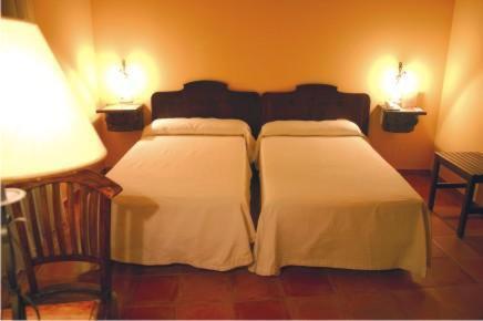 Hotel Don Carlos Caces Δωμάτιο φωτογραφία