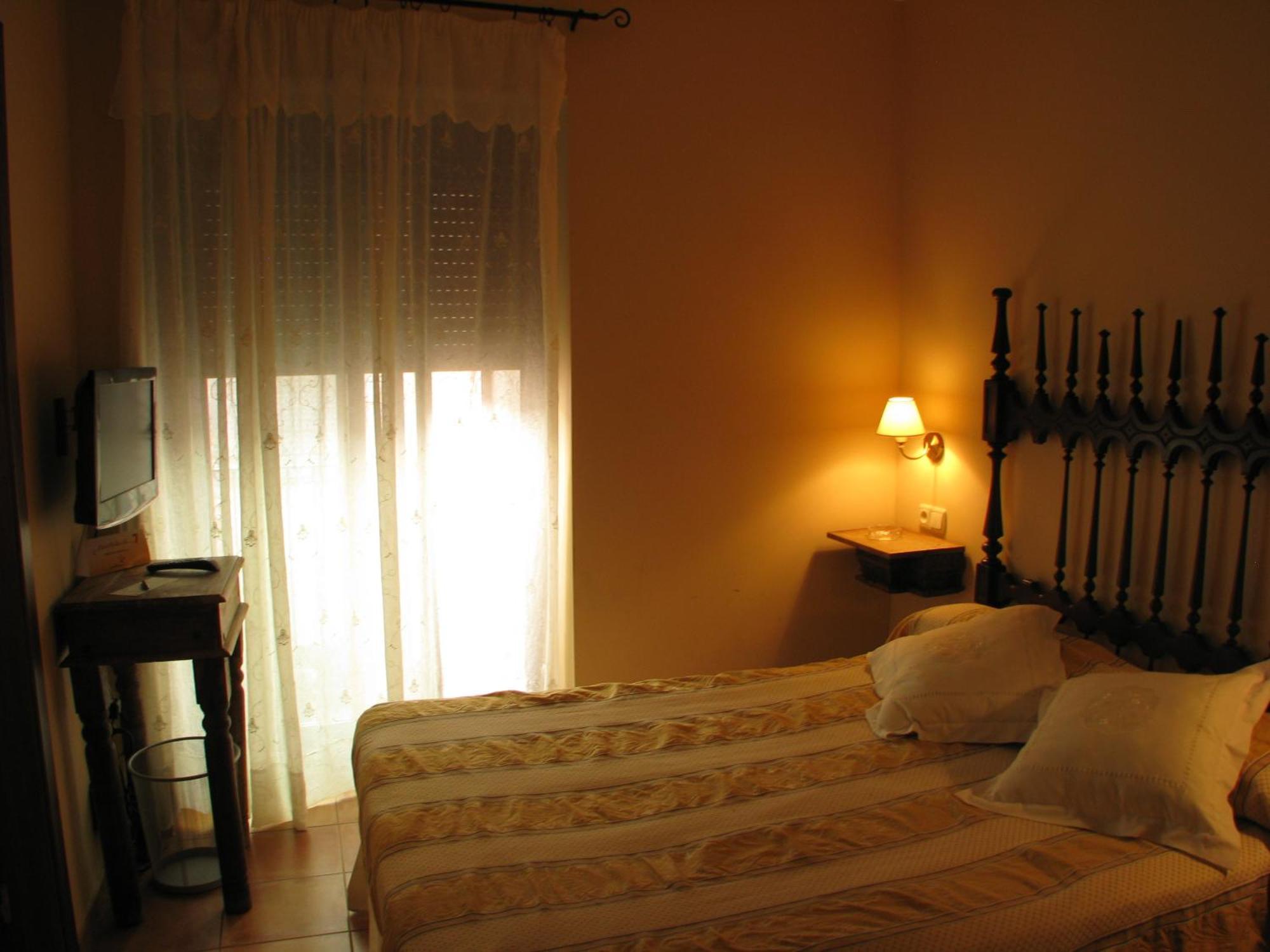 Hotel Don Carlos Caces Εξωτερικό φωτογραφία