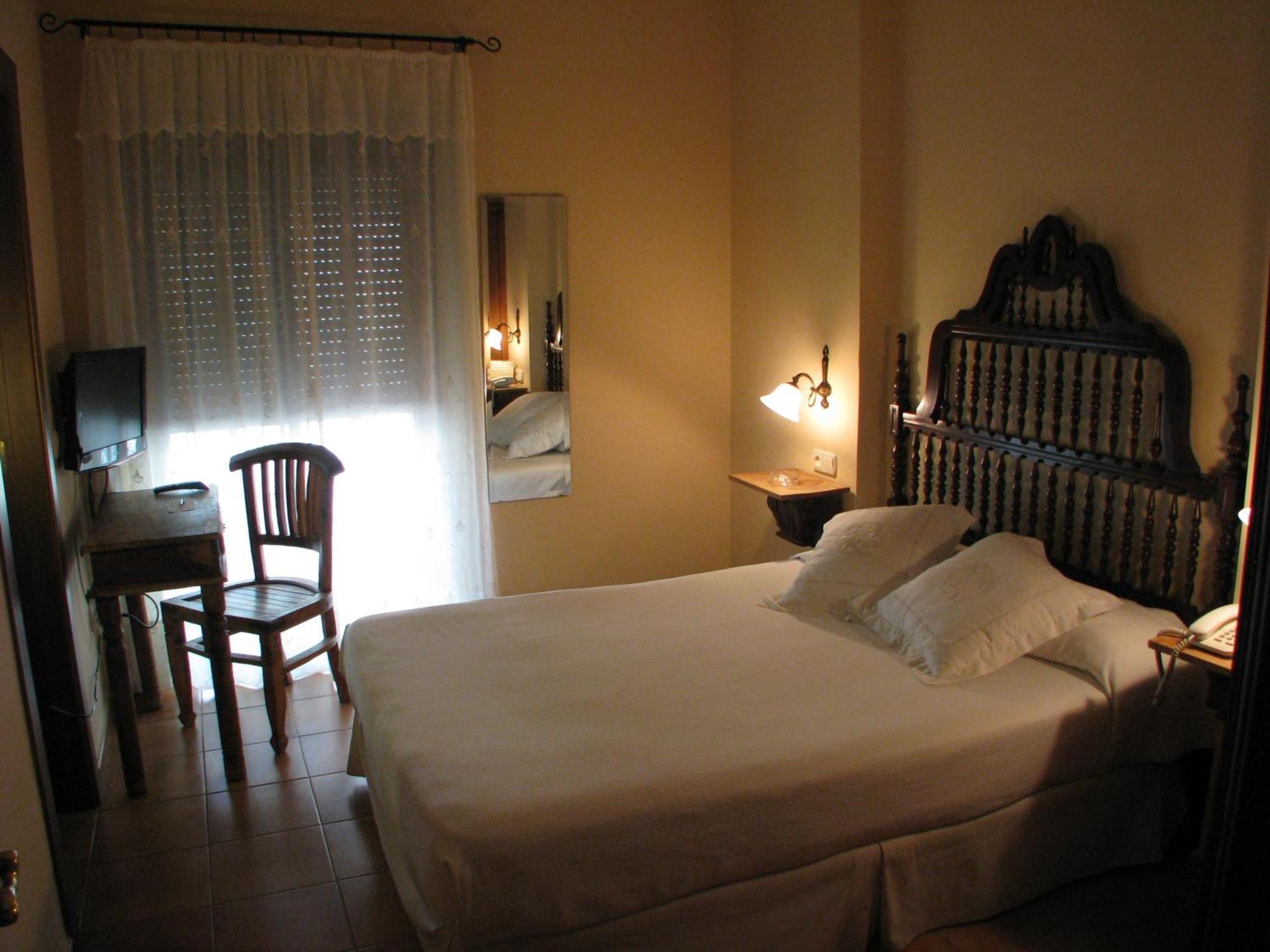 Hotel Don Carlos Caces Εξωτερικό φωτογραφία