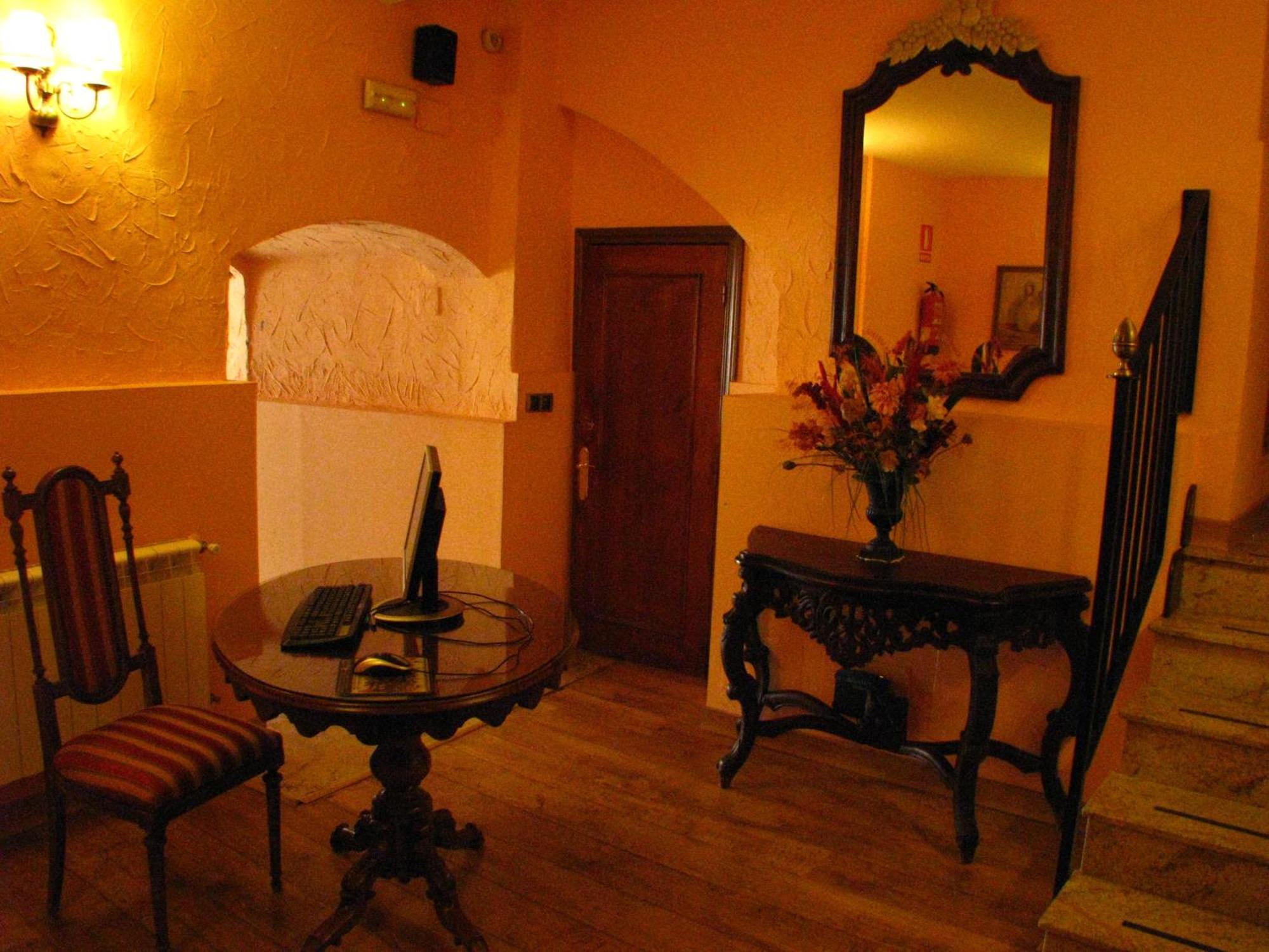 Hotel Don Carlos Caces Εξωτερικό φωτογραφία