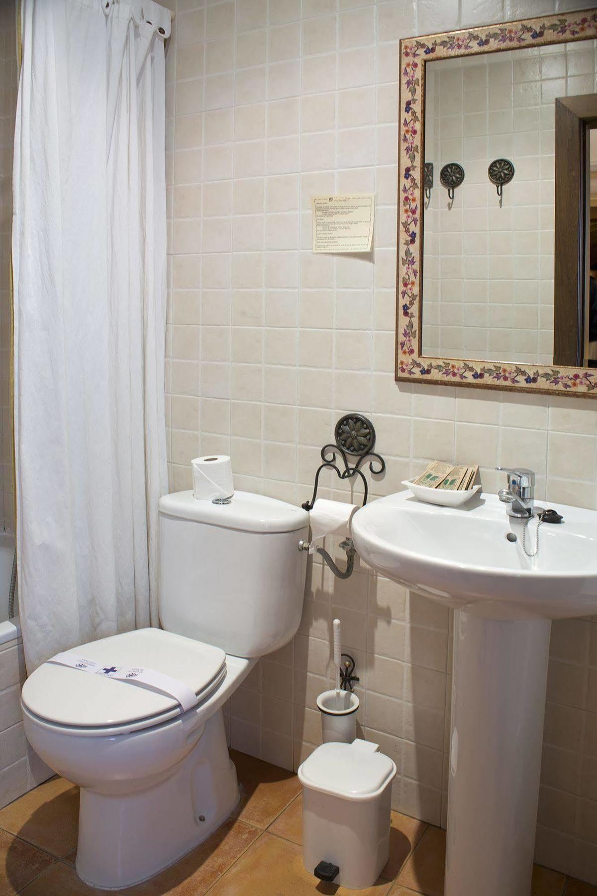 Hotel Don Carlos Caces Εξωτερικό φωτογραφία