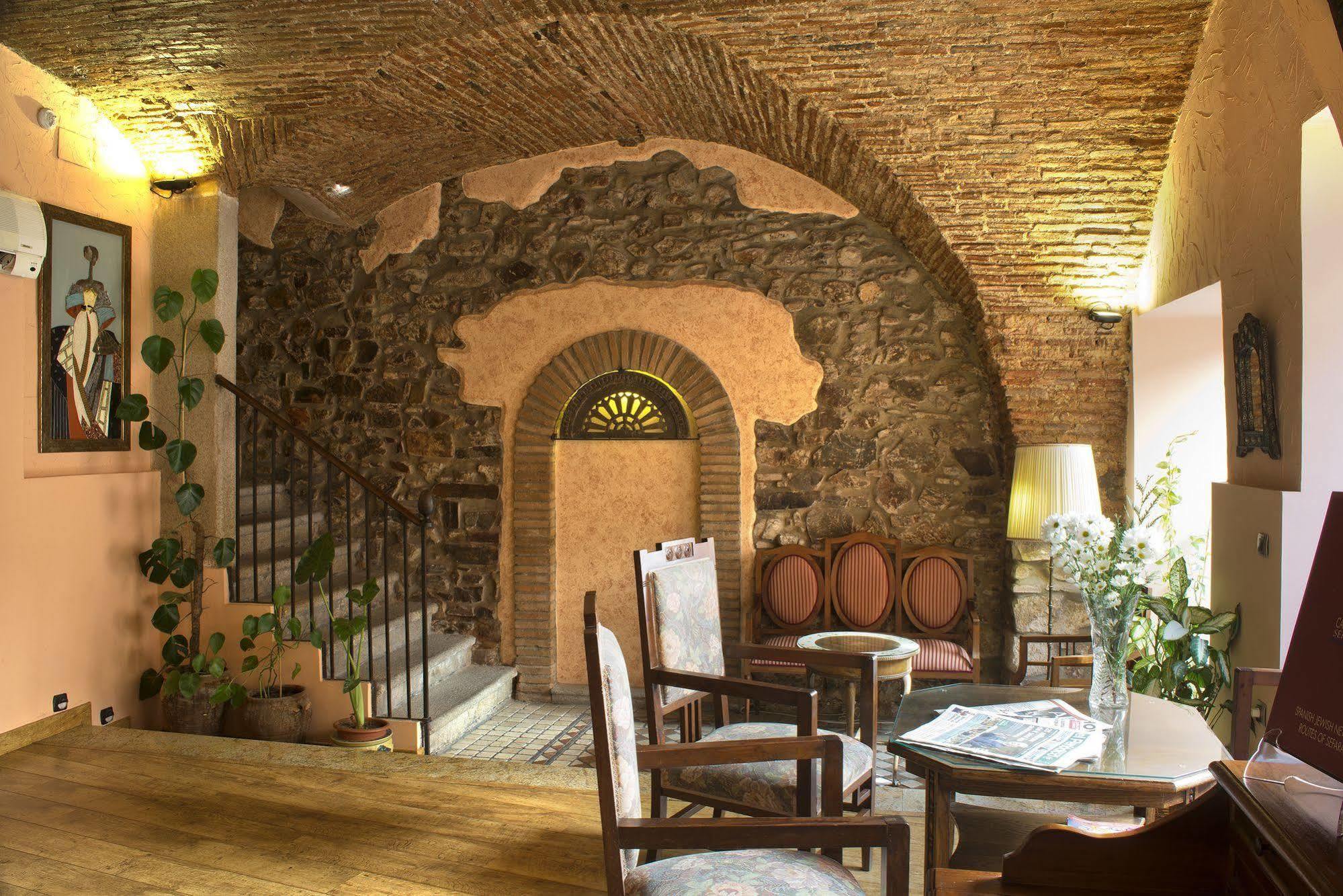 Hotel Don Carlos Caces Εξωτερικό φωτογραφία