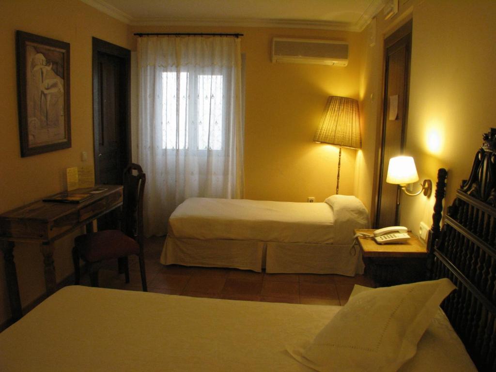 Hotel Don Carlos Caces Εξωτερικό φωτογραφία